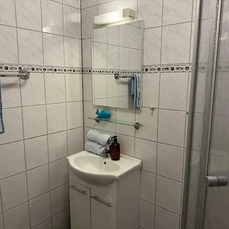 With 1 Bedroom דירה